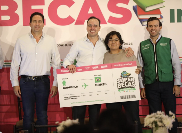 Entrega Manolo "Súper Becas" a jóvenes coahuilenses